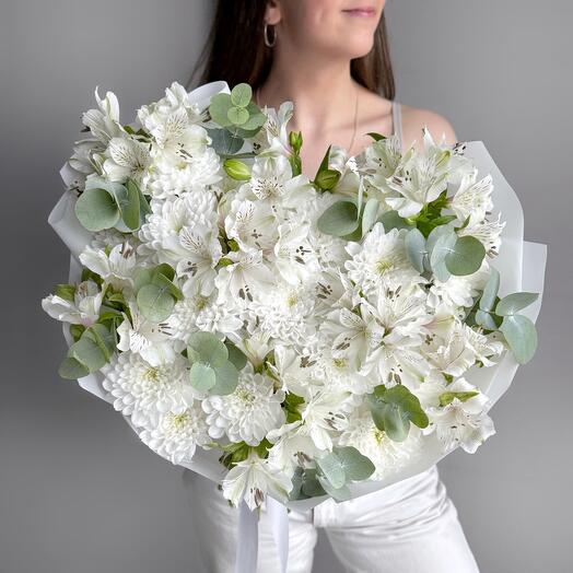 Белоснежный  букет кустовая хризантема, альстромерия и эвкалипт