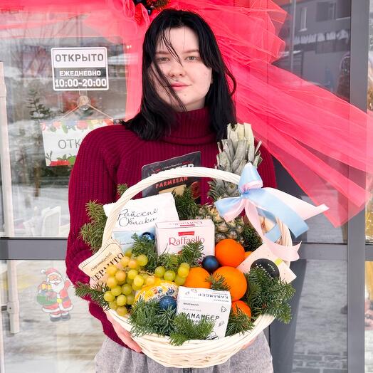 Корзина с сырами, фруктами и конфетами