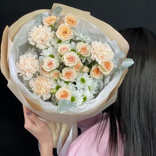 Сборный букет из кустовых нежных роз , диантусов и ромашки
