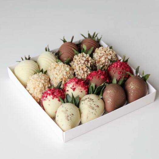 Chocolate-covered strawberries 16 pcs b w