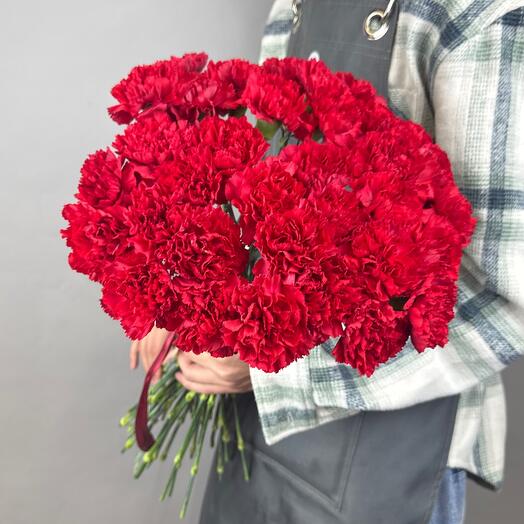 35 красных гвоздик