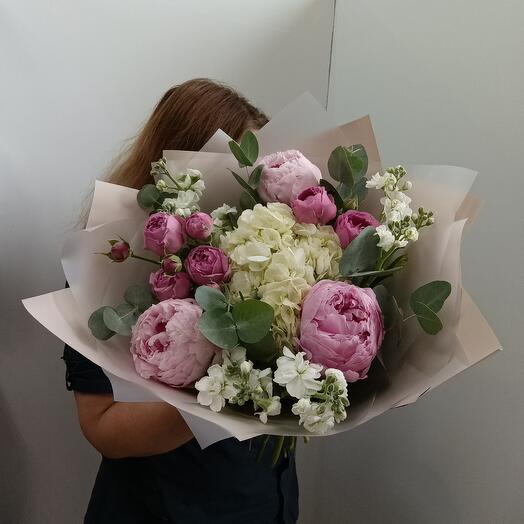 Букет пион, маттиола, гортензия, кустовая пионовидная роза