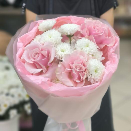Нежный букет с розами и хризантемой 💗