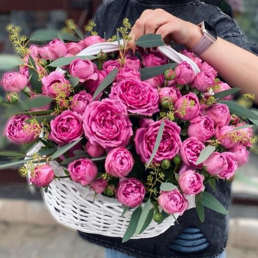Корзиночка с ароматными кустовыми пионовидными розами 💕