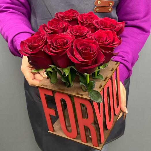 Красные розы в интересном ящике с колбами