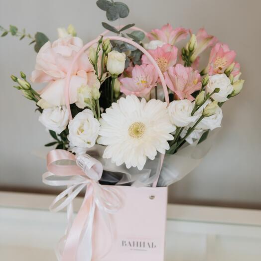 Сумка с французской розой, эустомой и герберой