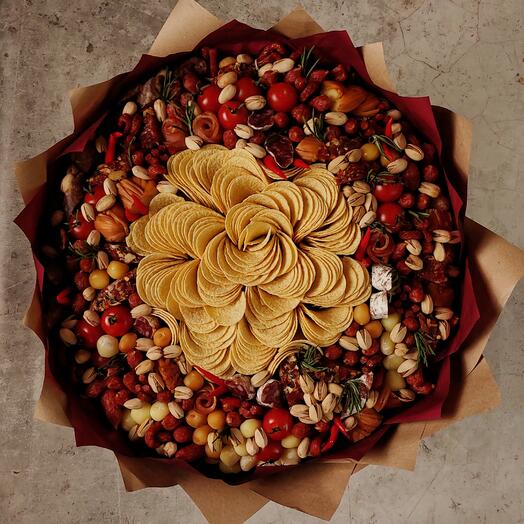 Мужской букет из чипсов, колбас и сыров "Сокровищница деликатесов"