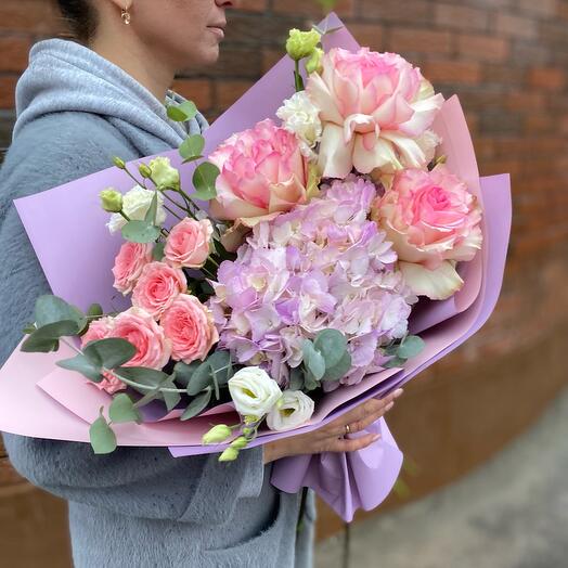 Delicado ramo de rosas francesas y hortensias (123)