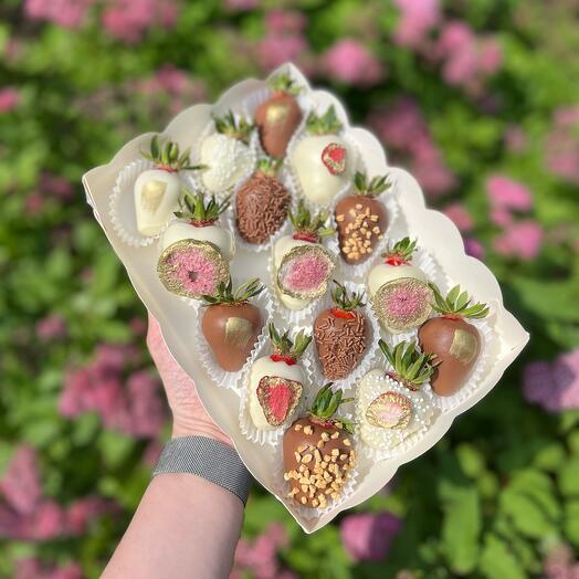 Коробка с 15 Клубниками в Шоколаде
