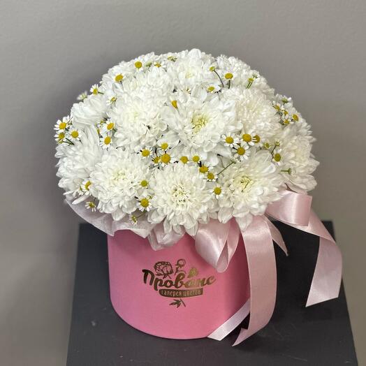 Шляпная коробка с ромашками и хризантемой