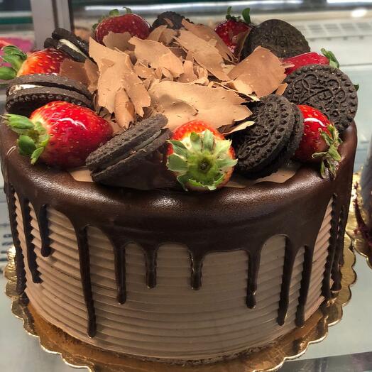 Strawberry, chocolate and oreo cake