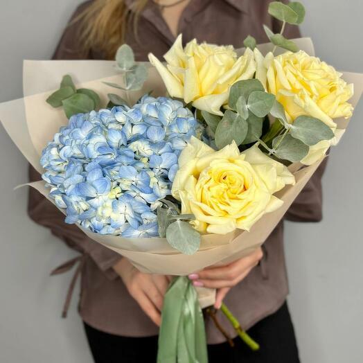 Hortensias y rosas