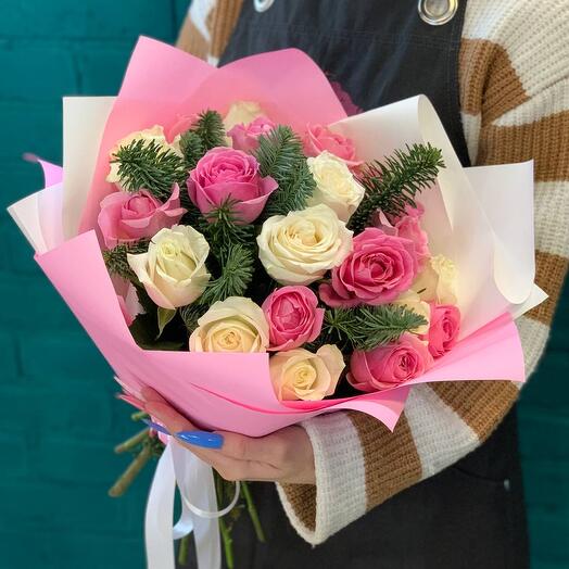 Букет из 21 розы и нобилиса (ель)