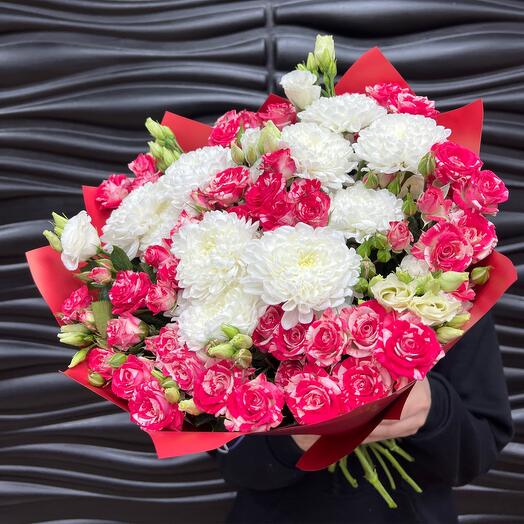Bouquet of bush roses, eustoma and bush chrysanthemum
