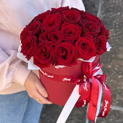 21 алая роза в шляпной коробке 🌹