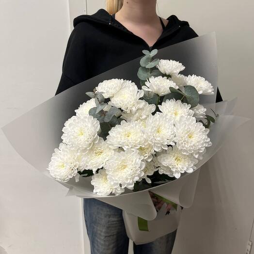 Букет из хризантем и эвкалипта