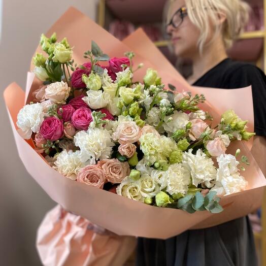 Букет Роскошный(кустовая роза, эустома, диантусы, эвкалипт, маттиола)