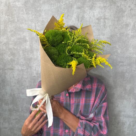 Букет с зеленой гвоздикой и солидаго в крафтовой упаковке для девушки 🤩💚💛