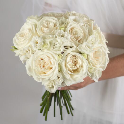 Букет невесты из пионовидных роз и эустомы «Взбитые сливки»