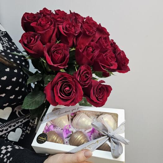 Охапка 21 красная роза и набор с клубникой в шоколаде арт. 34949