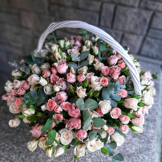 Корзина с цветами из кустовых роз