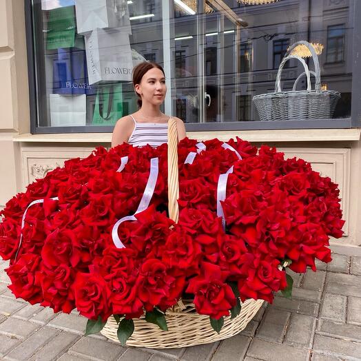 Enorme cesta de rosas caladas