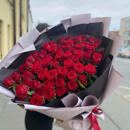 Букет из 59 красных роз в стильной упаковке "Брегенц"