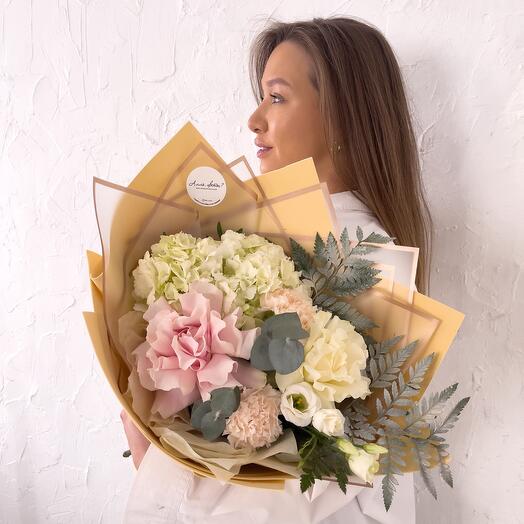 Ramo de encaje de rosas y Hortensias