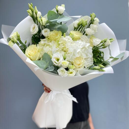 Ramo de autor con Hortensias y rosas ecuatorianas