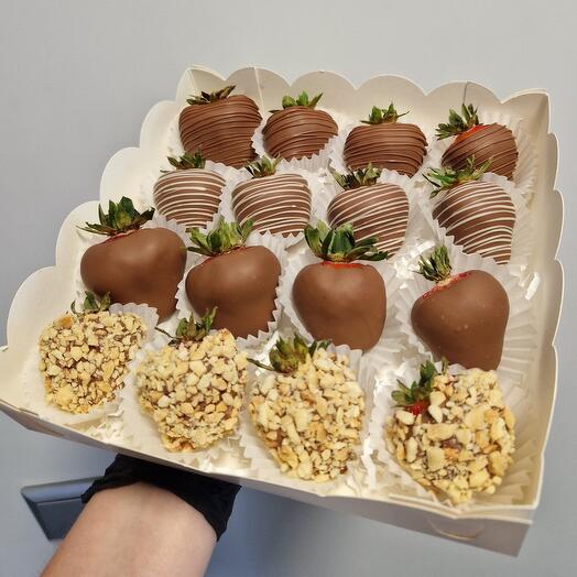 Клубника в шоколаде 🍫(16-20 ягод) Ореховая ночь