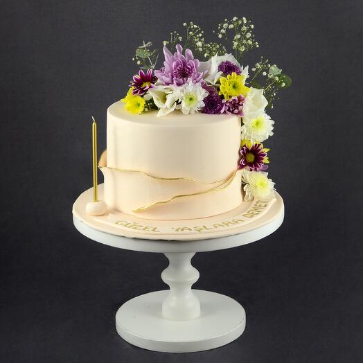 Elegant Cake Adorned with Flowers