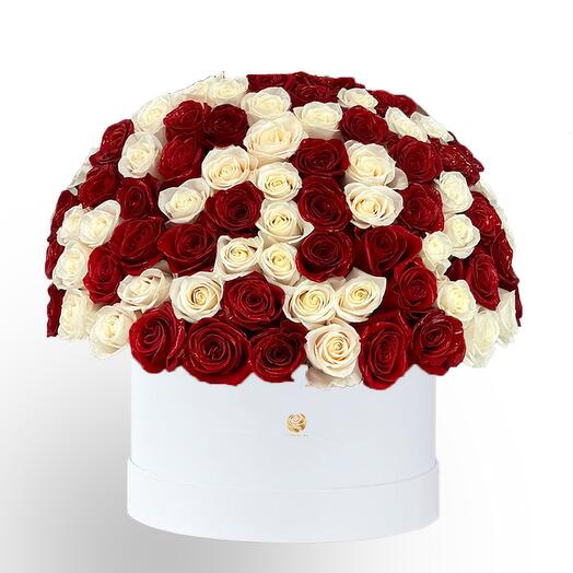 Praia - 100 White and Red Roses