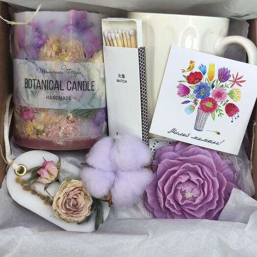Gift set with interior candle and fragrant sachets