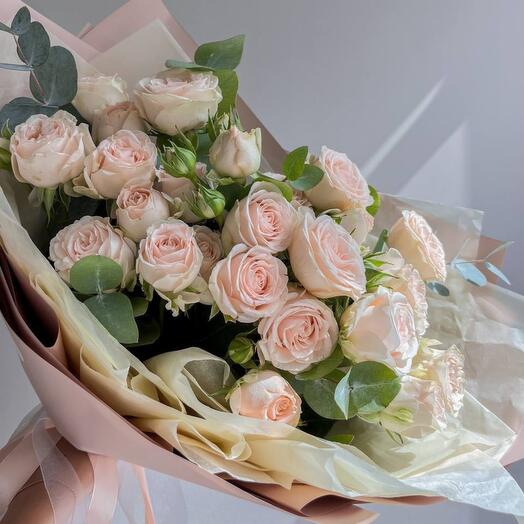 Букет с кустовыми розами и эвкалиптом