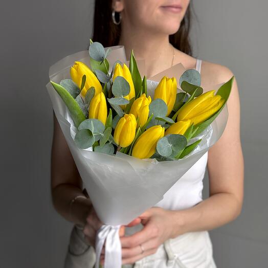 Яркий букет желтые тюльпаны и эвкалипт