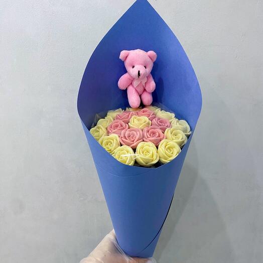 Букет с шоколадными розами и мягкой игрушкой