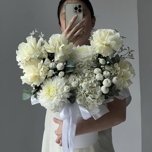 Композиция ☁️ White cloud в коробке - розы белые французские, Хризантема одноголовая, белая гортензия, эвкалипт и лимониум