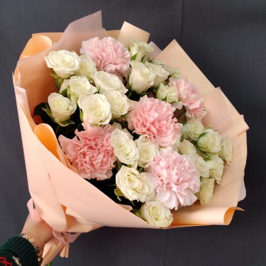 Bouquet of bush roses and delicate dianthus