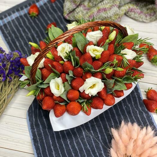 Клубника в корзине с цветами