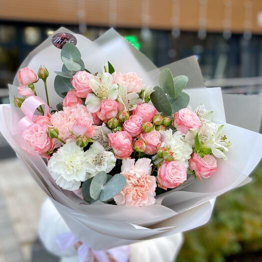 Delicate bouquet with a bush rose