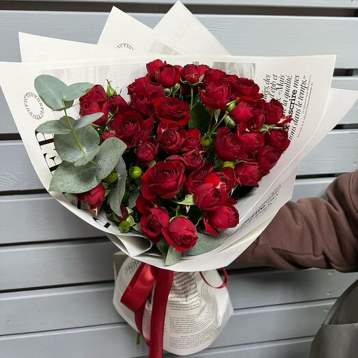 Bouquet of bush red roses
