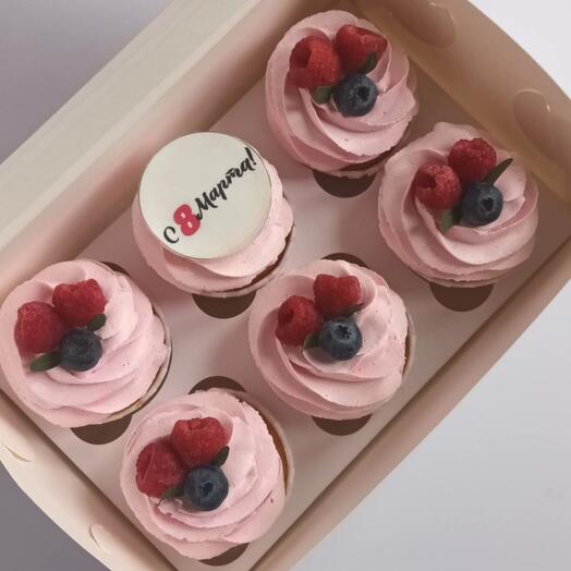 Капкейки с малиной в подарок на 8 Марта