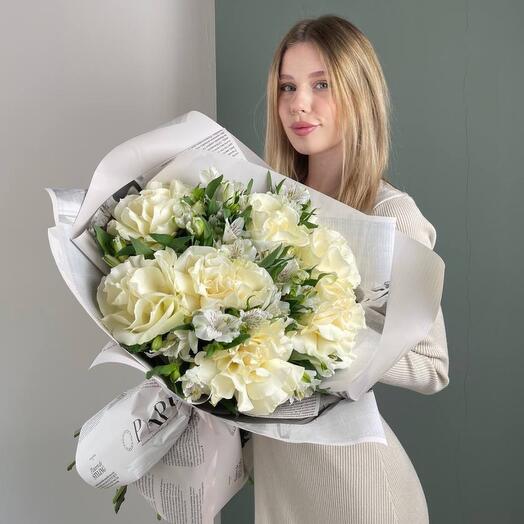 Duobucket with alstroemeria and French rose