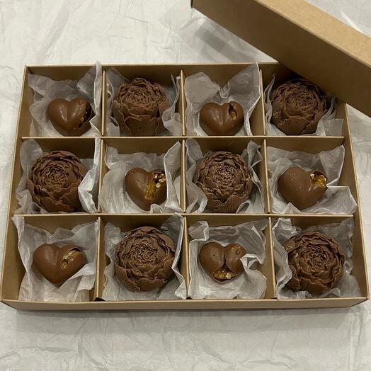 Набор шоколадных пионов и конфет с грецким орехом