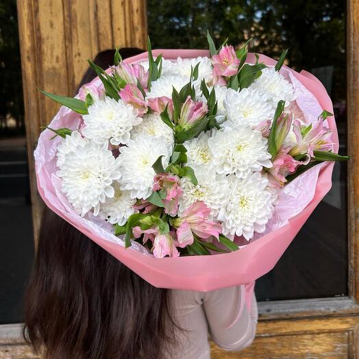 Букет из стойких белых хризантем и розовых альстромерий к 1 сентября для учителя