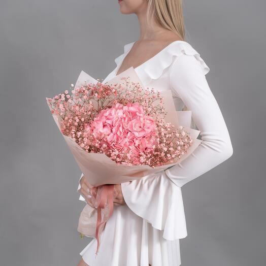 Букет из розовой гипсофилы и гортензии