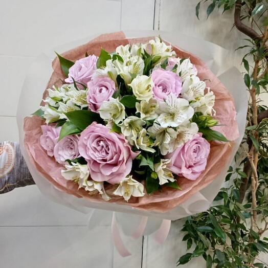 Розы  и альстромерии. Букет в нежных тонах