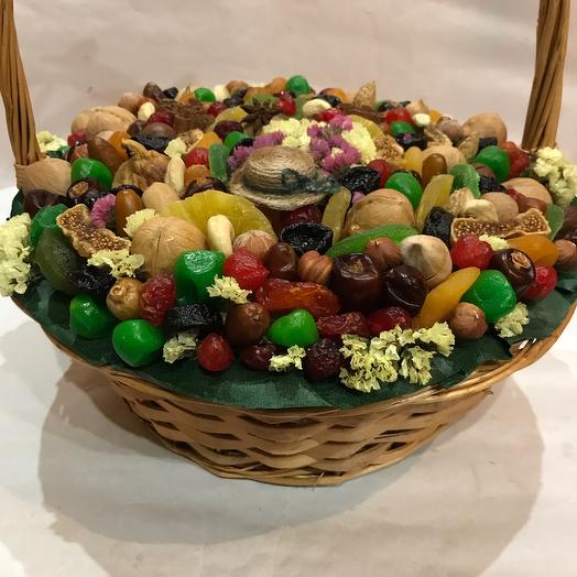 Корзина с сухофруктами и орехами
