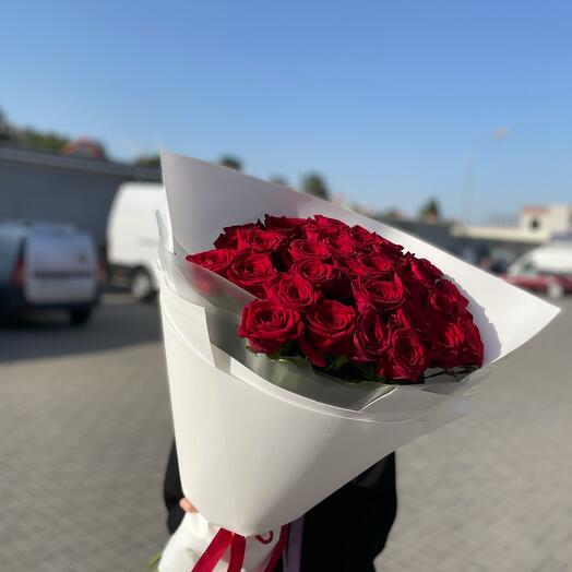 Букет из красных роз свежих