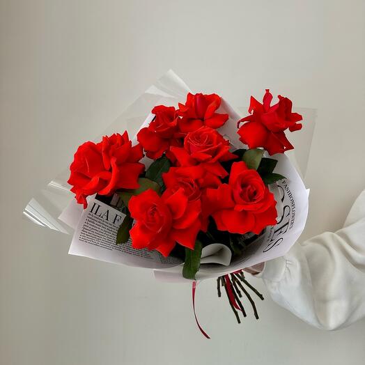 Яркий букет из 7 французких роз NINA